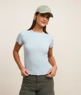 Blusa básica de manga corta y cuello redondo, confeccionada en viscosa texturizada acanalada con acabado ondulado en el bajo.