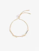 Pulsera plateada con cadena ajustable y detalles de strass.