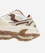 Championes de estilo deportivo de la marca Satinato, modelo jogging en tonos beige, con detalles en bordó y plateado. Confeccionados en poliuretano y malla respirable, cuentan con suela robusta y cordones.