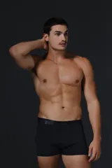 Boxer de algodón con cintura elástica, diseño ajustado y cómodo.