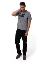 Remera de algodón gris jaspeado con cuello redondo y mangas cortas. Presenta el logo de la marca CAT estampado en color negro en el centro del pecho.