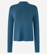 Blusa de punto de la marca Cortelle, con cuello alto y mangas largas. Confeccionada en una mezcla de viscosa y poliamida, presenta una textura suave y un diseño básico versátil.