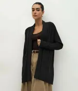 Cardigan largo de punto marca Marfinno, color negro, con cuello abierto, mangas largas y bolsillos delanteros funcionales.
