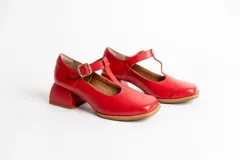 Guillerminas de cuero color crema con taco bloque de 6 cm y hebilla dorada.