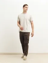 Remera verde militar de manga corta y cuello redondo.