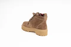 Bota acordonada de cuero gamuza color beige, con suela de goma dentada y forro interior a cuadros.