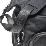Cartera tipo bandolera de tela técnica color negro, con múltiples compartimentos frontales con cierre, correa ajustable con logo estampado y aplique circular con logo de la marca.