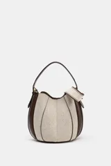 Bolso tipo saca con diseño estructurado, confeccionado en una combinación de tejido de lana en tono beige y laterales de cuero sintético marrón. Presenta costuras decorativas verticales, asa de mano superior y una correa bandolera extraíble con detalle de franjas. Cuenta con cierre mediante botón imantado.