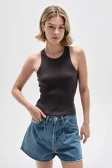 Musculosa color gris, al cuerpo, confeccionada en algodón con cuello redondo a la base.