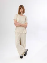 Pantalón ancho de tejido de punto acanalado color gris claro, con tiro alto y caída fluida.