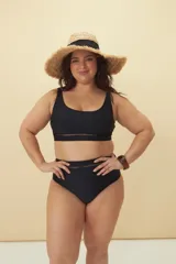 Bombacha de bikini tiro alto color negro, con detalle de calado horizontal en la cintura.