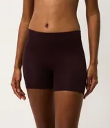 Bermuda lingerie Lov de corte ajustado al cuerpo, confeccionada en algodón con elastano de color bordó, con diseño básico y sin estampa.