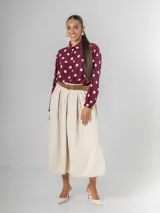 Falda midi de corte clásico confeccionada en corderoy, con cintura elastizada, diseño de tablas y bolsillos laterales. Incluye un cinturón desmontable en color marrón.