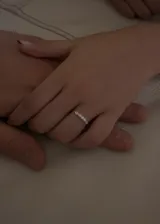 Anillo fino de plata 925 con diseño central compuesto por tres pequeñas piedras circulares tipo punto de luz y dos detalles laterales en forma de rombo con incrustaciones de zirconia.