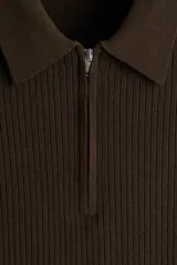 Remera polo de manga corta en punto acanalado fino, color marrón oscuro, con cuello clásico y medio cierre frontal.