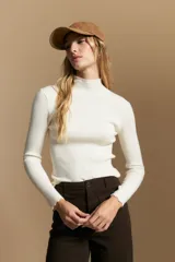 Polera de tejido acanalado con cuello alto, corte ajustado al cuerpo y mangas tres cuartos con terminaciones onduladas en los puños.