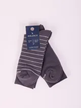 Pack de dos pares de medias de algodón, una con diseño de rayas horizontales finas y otra lisa, ambas en color gris oscuro.