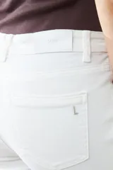 Pantalón jean de corte recto color crudo.