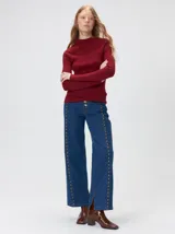 Polera de manga larga confeccionada en tejido rib, con calce ajustado al cuerpo y cuello alto.