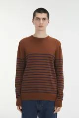 Sweater de tejido de punto con diseño de rayas horizontales en color azul oscuro sobre base marrón. Presenta cuello redondo, mangas largas y puños acanalados.