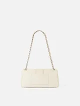 Cartera de cuero de cordero color blanco de silueta rectangular, con solapa frontal, cierre magnético y correa de cadena combinada con cuero trenzado. Incluye el logotipo de la marca grabado en dorado en el frente.