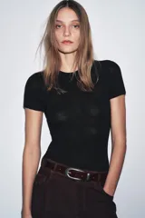 Camiseta de manga corta color beige, con cuello redondo y corte slim fit.