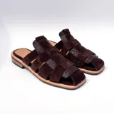 Sandalias planas de cuero marrón, confeccionadas en combinación de gamuza y detalles trenzados, con punta cuadrada y suela de goma.