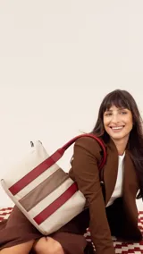 Bolso tipo tote bag de símil cuero con diseño de bloques de color verticales: verde oliva, negro y beige. Posee dos asas de mano negras y una correa ajustable desmontable del mismo color verde oliva del cuerpo principal.