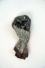 Pañuelo rectangular de diseño estampado con motivos florales y cachemira en tonos beige, bordó y negro, con bordes marrón oscuro.
