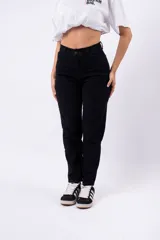 Pantalón de jean negro, corte Mom, tiro alto y calce relajado en piernas.
