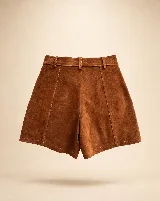 Short de tiro alto de gamuza color marrón, con pinzas delanteras, bolsillos laterales y presillas para cinturón.