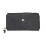 Billetera rectangular de símil gamuza color negro, con cierre perimetral y logo "XL" metálico dorado en el frente. Incluye compartimentos internos para tarjetas y una división central con cierre.