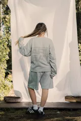 Bermuda de rústico liviano color marrón chocolate, con corte holgado y estampa sutil en el frente.