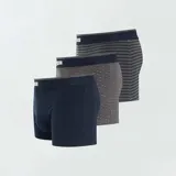 Pack de tres bóxers de algodón elástico para hombre. Incluye un bóxer azul marino liso, uno gris con lunares blancos y uno gris a rayas horizontales azules.
