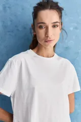 Remera Casentino de manga corta y cuello redondo, de corte amplio y asimétrico con diseño cruzado en el frente.