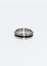 Anillo de acero quirúrgico hipoalergénico con línea negra central giratoria.