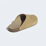 Zuecos Adidas Adimule de diseño minimalista, con empeine de gamuza en color beige y suela de corcho con base de goma.