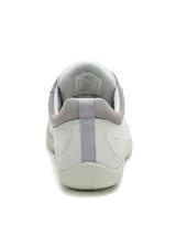 Championes de mujer Caterpillar modelo Versy Lo, color gris claro con detalles en gamuza más oscura en el talón y ojetes. Capellada de cuero nobuck y gamuza, con suela de goma y cordones.
