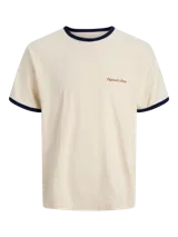 Remera de manga corta color beige, de corte relajado, con cuello redondo y ribetes en contraste de color azul marino en el cuello y los puños. Presenta un pequeño bordado en el pecho.
