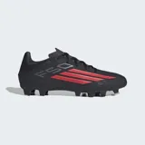 Championes de fútbol Adidas F50 Club, color negro con detalles en rojo. Presentan exterior Fiberskin con líneas 3D, lengüeta sintética perforada y suela diseñada para terreno firme y artificial.