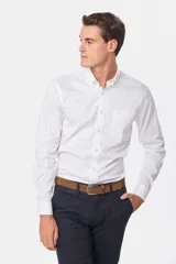 Camisa blanca de vestir, de corte clásico, con cuello abotonado y bolsillo en el pecho.