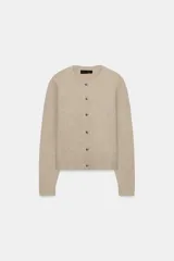 Chaqueta de punto de tacto suave, con cuello redondo, manga larga y cierre frontal con botones metálicos dorados.