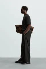 Camiseta celeste de corte holgado, cuello redondo y manga corta.