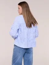Blusa celeste a rayas con aplicaciones florales en relieve, escote en V y mangas 3/4 abullonadas con puños elásticos.
