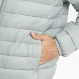 Campera puffer negra con cierre frontal, cuello alto y diseño acolchado horizontal. Cuenta con logo pequeño en el pecho.