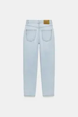 Jeans de tiro alto con corte mom fit, diseño de cinco bolsillos, cierre frontal con cremallera y botón.