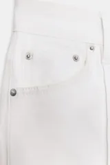Jeans blancos de tiro alto con diseño wide leg, detalle de nervio delantero y pespuntes marcados a contraste. Presenta cierre frontal con cremallera y botón, y cinco bolsillos.