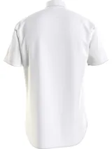 Camisa blanca de manga corta confeccionada en popelín de puro algodón, con cuello abotonado, corte regular y logo de Tommy Hilfiger bordado en el pecho.