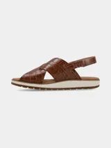 Sandalia marrón con textura croco, tiras cruzadas y ajuste elástico en el talón.