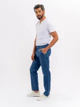Pantalon chino de corte regular y tiro medio, con cierre de boton y cremallera, bolsillos laterales y traseros, y terminacion recta.
